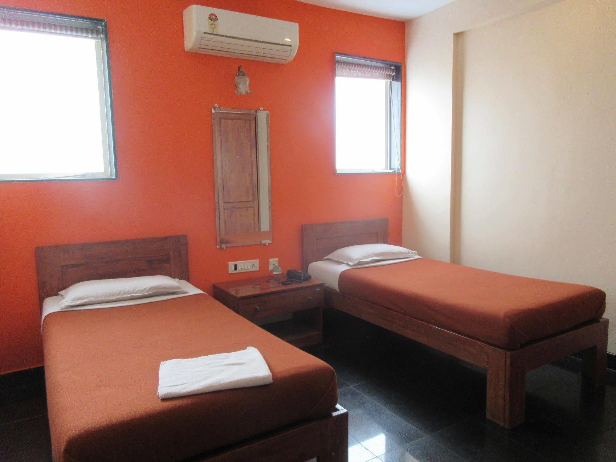 Hotel Q Deck Mumbai Luaran gambar