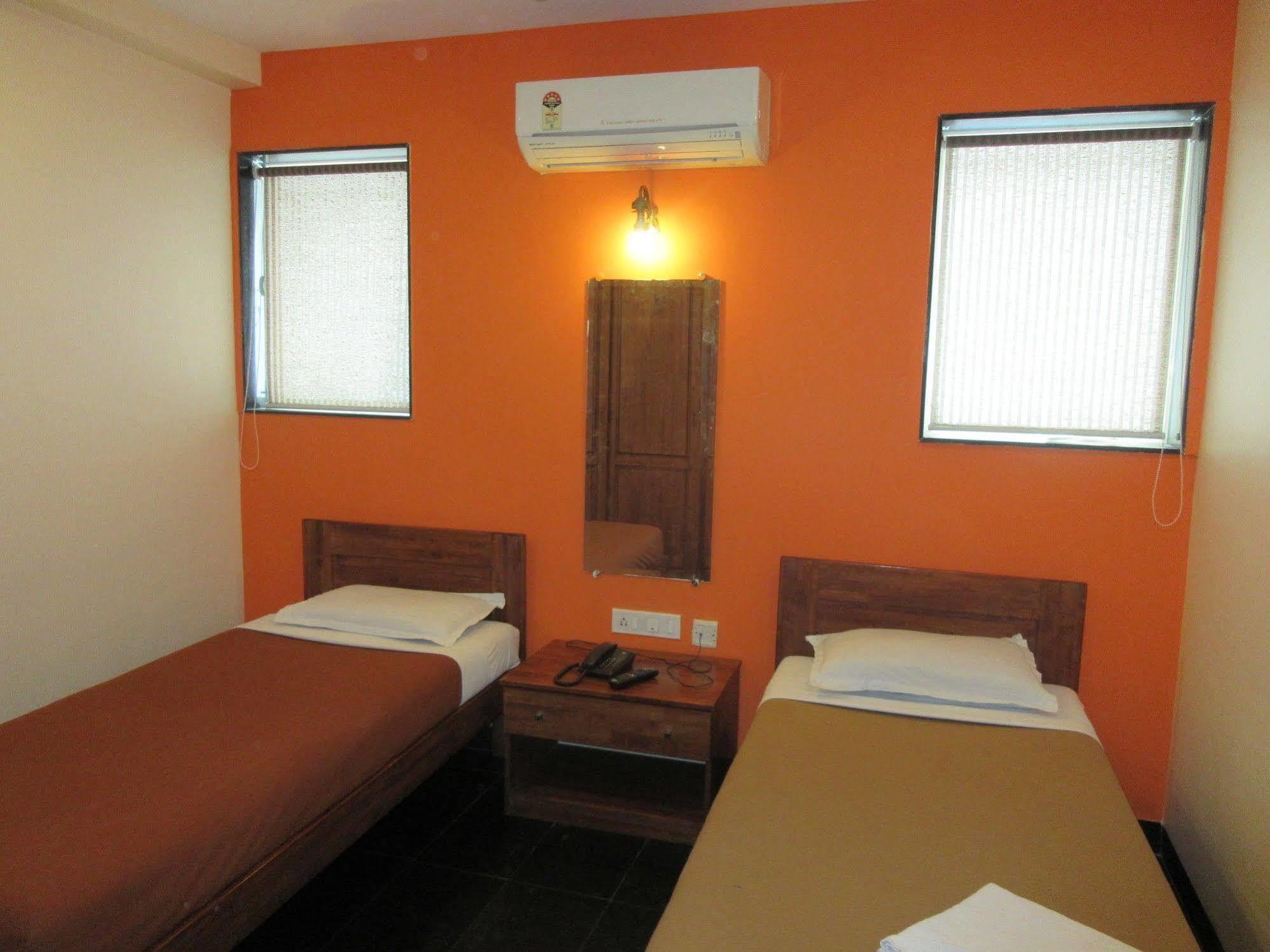 Hotel Q Deck Mumbai Luaran gambar