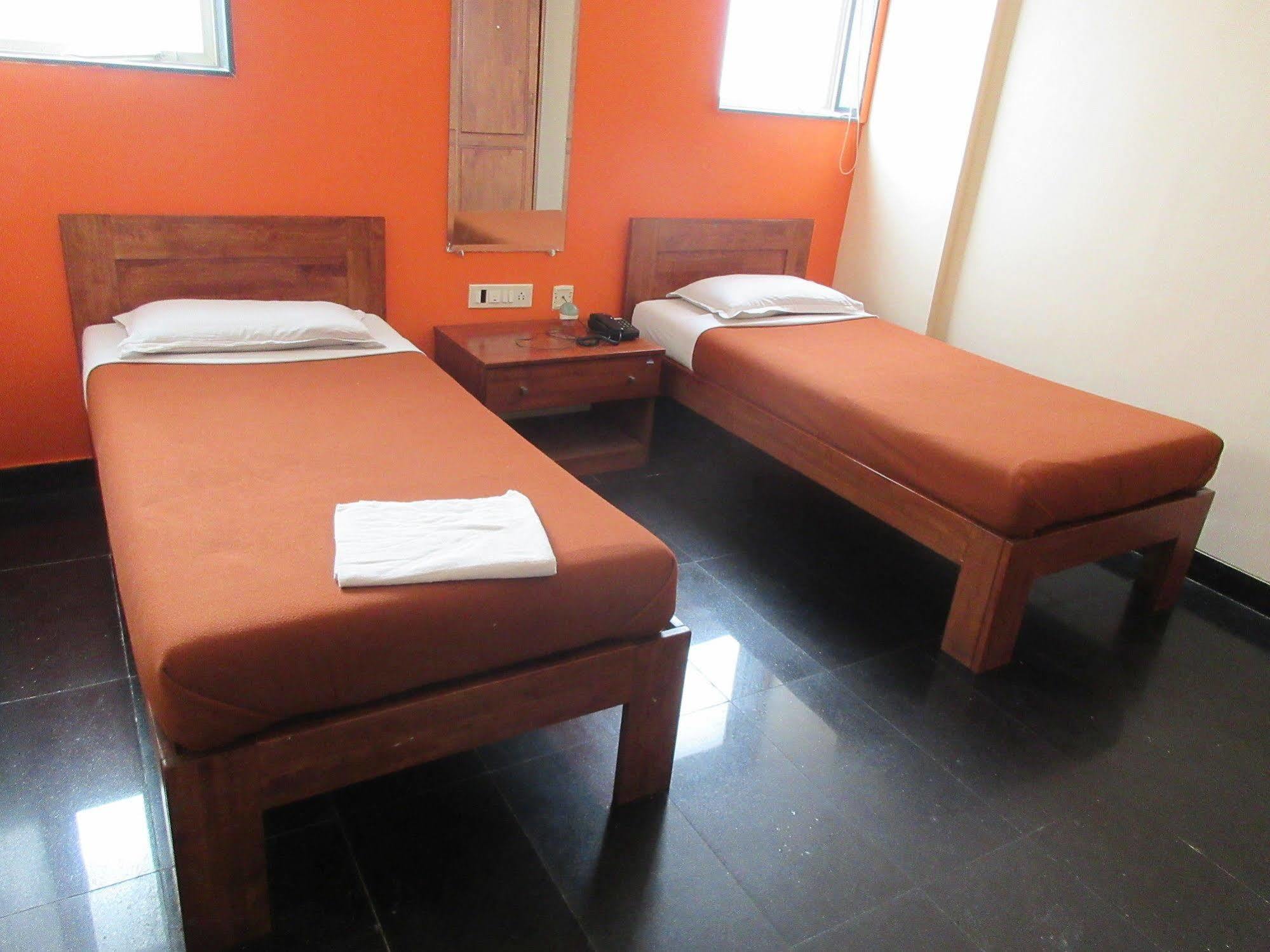 Hotel Q Deck Mumbai Luaran gambar