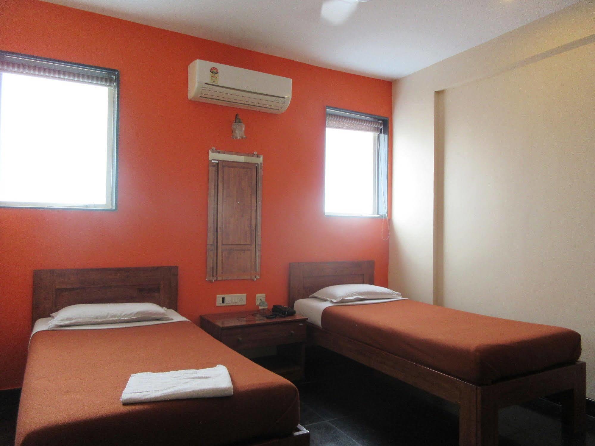 Hotel Q Deck Mumbai Luaran gambar