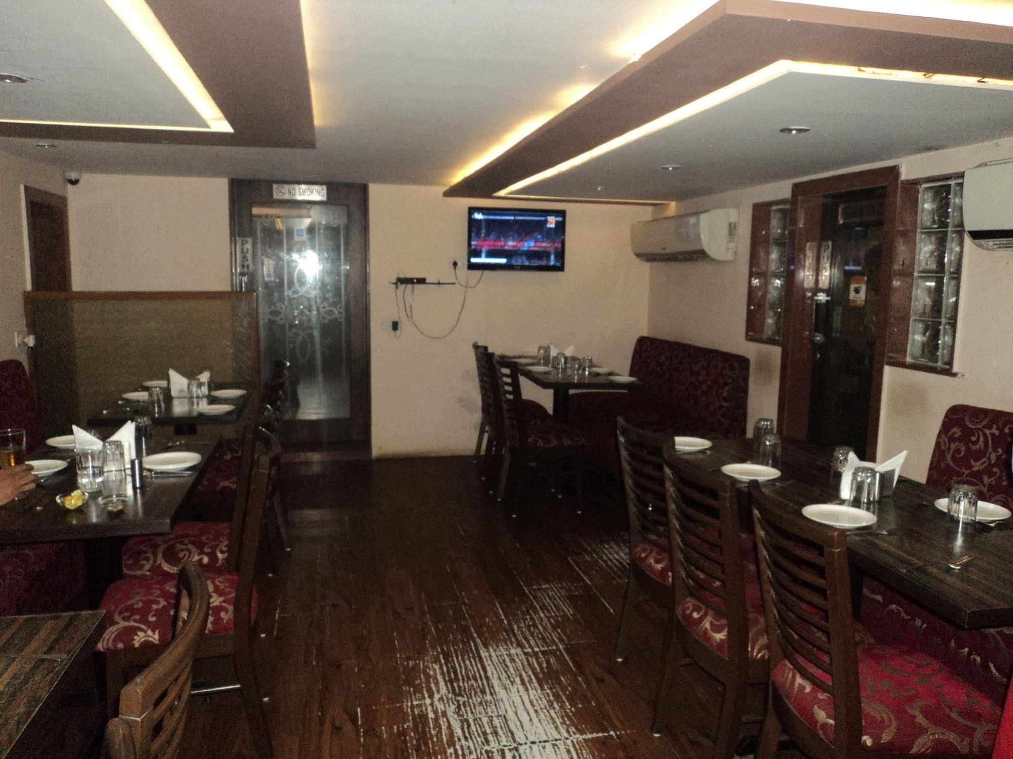 Hotel Q Deck Mumbai Luaran gambar